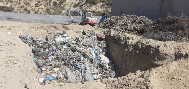 La Policía Local de Lorca denuncia al dueño de un solar en el que se estaban depositando materiales contaminantes sin ningún tipo de licencia