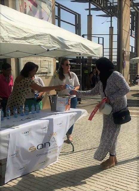 El Ayuntamiento reparte 400 botellines de agua fría en el Mercado semanal para prevenir los golpes de calor debido a las altas temperaturas