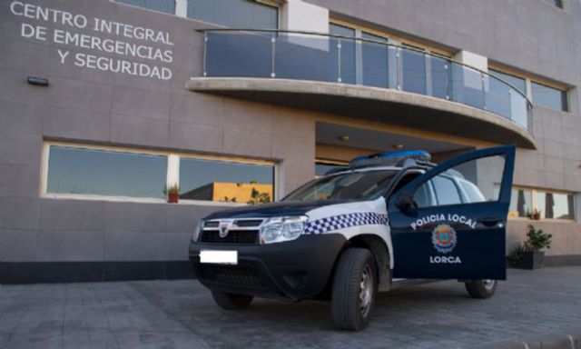 La Policía Local detiene a tres personas por un delito contra la seguridad vial, por infracción de la Ley de Extranjería y por un requerimiento judicial de busca y captura