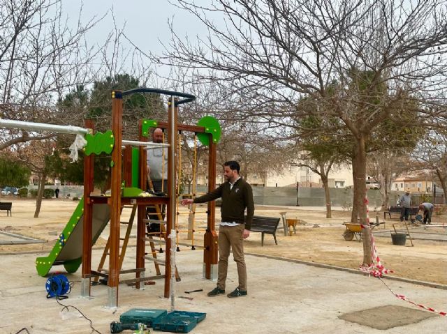 El Ayuntamiento renueva la zona infantil y parte del arbolado del parque de Las Artes Escénicas
