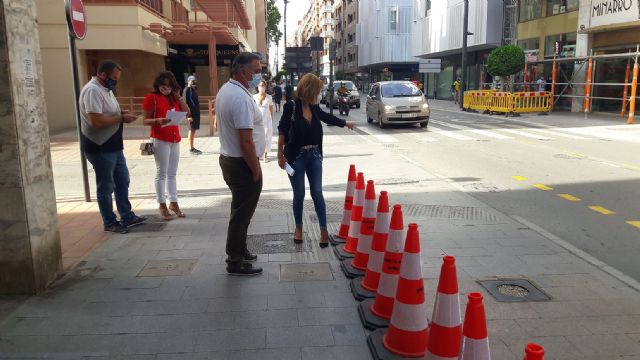 El alcalde del PSOE mete un carril para el tráfico invadiendo la mitad de la acera en plena avenida Juan Carlos I