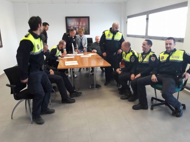 Agentes de la Policía Local de Lorca detienen a una persona tras a persecución después haber sustraído diversas prendas de ropa en  comercio de la Avenida Juan Carlos I