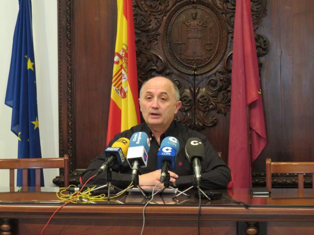 Antonio Meca no asistirá a la tribuna presidencial de Semana Santa hasta que se regule su uso