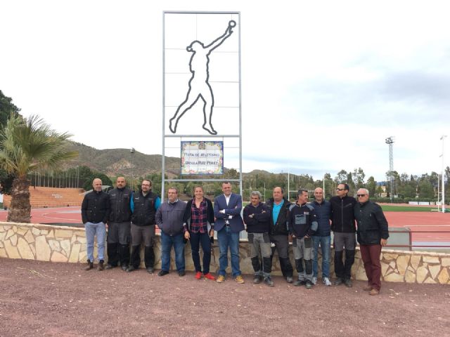 Una silueta de la lanzadora de peso lorquina, Úrsula Ruiz Pérez, de 3 metros, preside, desde hoy, la entrada a la Pista de Atletismo que lleva su nombre