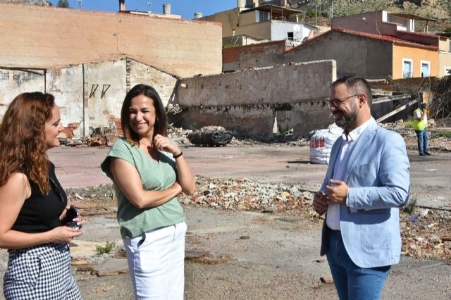 El alcalde de Lorca en funciones visita los trabajos de derribo de una antigua fábrica que permitirán conectar los barrios de San Lázaro y El Calvario
