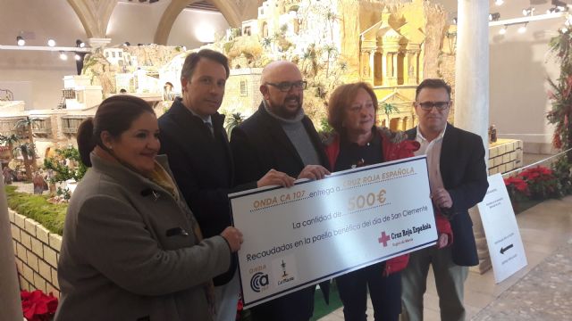 Onda Ca107 y La Placeta entrega a Cruz Roja Lorca la recaudación de la paella gigante solidaria que realizaron estos medios de comunicación con motivo del Patrón de la ciudad