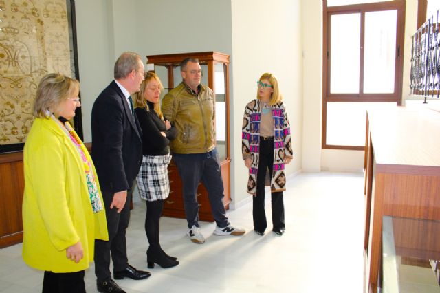 El Ayuntamiento entrega al Paso Blanco un arcón para la capilla del Cristo del Rescate