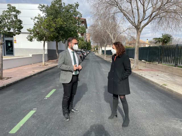 El Ayuntamiento de Lorca acomete la reposición del asfaltado de la calle Juana Martínez Soriano que presentaba socavones