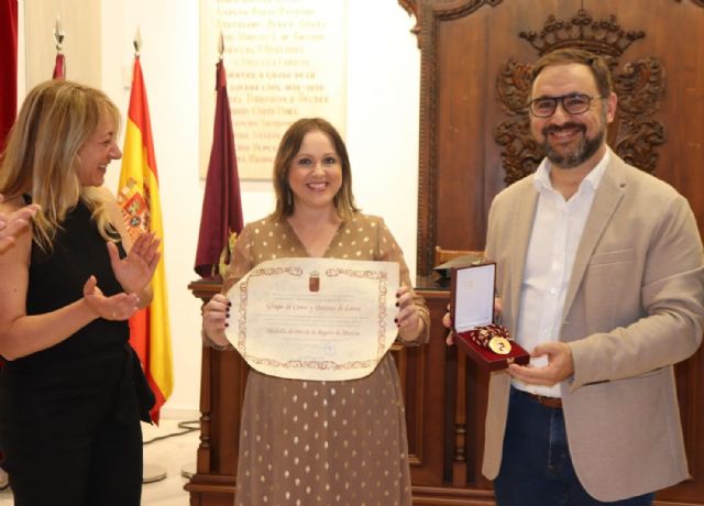 La Corporación Municipal recibe al Grupo Coros y Danzas de Lorca tras haber sido reconocidos con la Medalla de Oro de la Región de Murcia