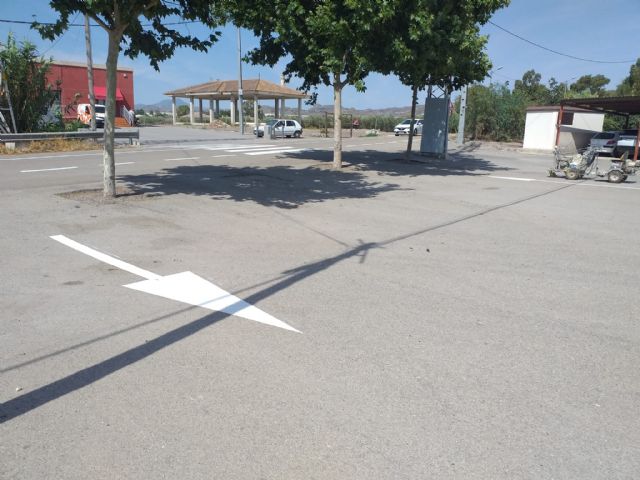 El Ayuntamiento de Lorca renueva la señalización horizontal en  las inmediaciones del Local Social de Torrecilla para mejorar la seguridad vial de los vecinos