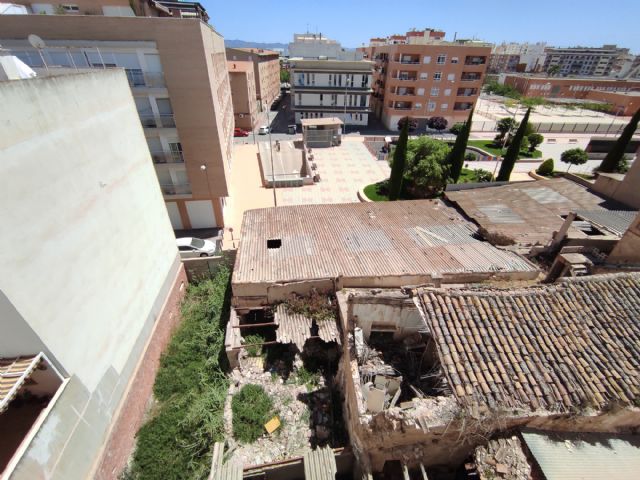 IU-V vuelve a reclamar la demolición de las edificaciones ruinosas anexas al parque de Curtidores del barrio de San Cristóbal