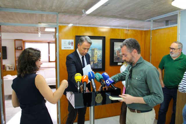 El alcalde califica de 'auténtica canallada' el 'abandono' de decenas de inmigrantes por las calles de Lorca