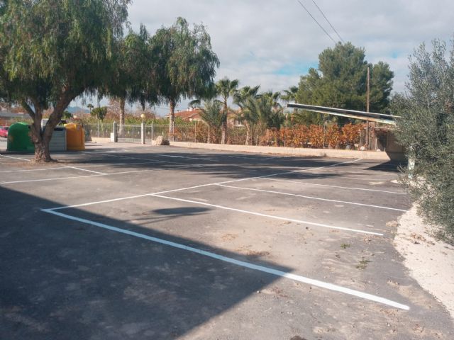 El Ayuntamiento de Lorca renueva la señalización horizontal en las inmediaciones del consultorio médico de Tercia para mejorar la seguridad vial de los vecinos