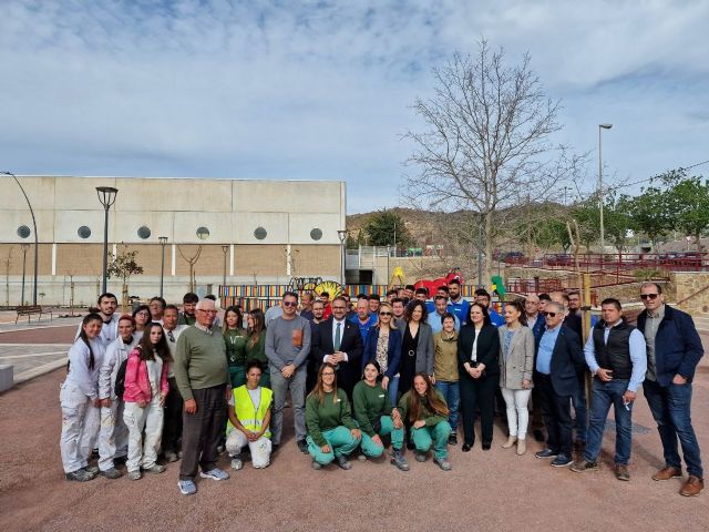 El alcalde de Lorca visita el renovado Parque de San Antonio con casi 5.000 metros cuadrados con cantina, parque infantil, aparatos de gimnasia gerontológica y calistenia y una fuente ornamental