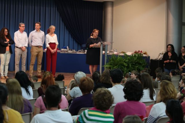 El Alcalde entrega los galardones de la XXXIV edición del Concurso Infantil de Cuentos 'Premio María Fernández-Luna', en la que han participado 1.850 alumnos