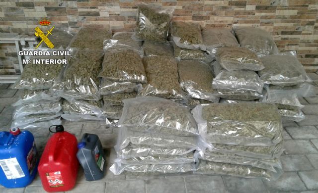 La Guardia Civil intercepta un vehículo sustraído con más de 80 kilos de marihuana