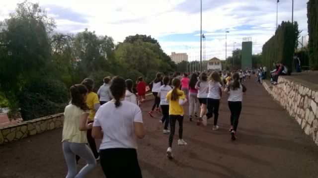 La Concejalía de Deportes organiza una jornada de campo a través escolar en la que participarán más de 1.300 alumnos lorquinos procedentes de 17 centros educativos
