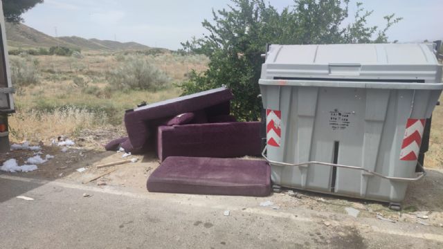 La Policía Local de Lorca identifica a dos personas por depositar mobiliario junto a un contenedor en la pedanía de Purias incumpliendo la ordenanza de limpieza viaria