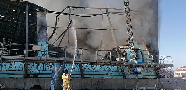 Incendio de una nave industrial en obras de Lorca