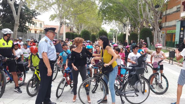 Más de 130 alumnos del colegio Ana Caicedo participan en un ciclopaseo junto a la Unidad Ciclista de la Policía Local con motivo de la Semana Europea de la Movilidad