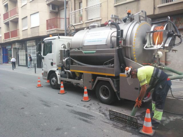 Aguas de Lorca intensifica la limpieza de imbornales y redes de pluviales ante la previsión de lluvias