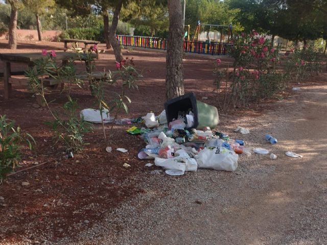 La basura se adueña de las playas de Calnegre y otras áreas recreativas