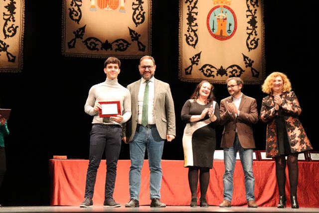 El alcalde de Lorca entrega los reconocimientos a la excelencia a los 115 estudiantes que obtuvieron matrícula de honor durante el curso 2020/2021 en los centros educativos del municipio