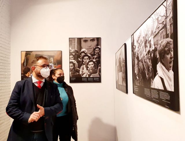 El alcalde de Lorca inaugura la exposición 'Puntos de vista' una muestra organizada con motivo del Día Internacional de la Eliminación de la Discriminación Racial