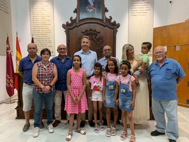 Fulgencio Gil recibe en el ayuntamiento a los niños saharauis que disfrutarán del verano en Lorca gracias al programa de ayuda 'Vacaciones en paz'