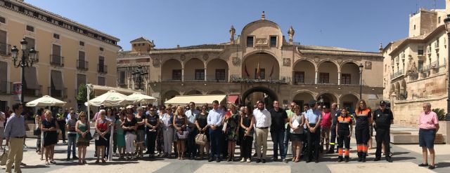Lorca condena los atentados perpetrados en Barcelona y muestra su solidaridad con las víctimas con una concentración silenciosa en la Plaza de  España