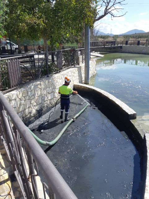 El Ayuntamiento de Lorca ha procedido esta semana a la limpieza del estanque de la pedanía de Doña Inés