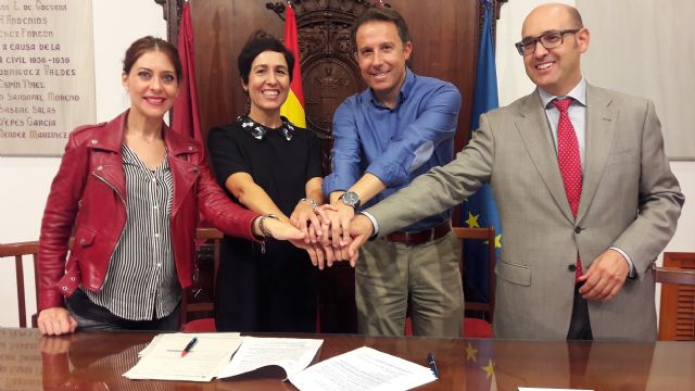 Ayuntamiento y Obra Social 'La Caixa' firman un convenio para seguir desarrollando en el municipio actividades que lleven a los mayores hacia un envejecimiento activo