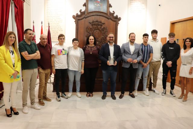 Miembros de la Corporación municipal reciben a los estudiantes del IES Príncipe de Asturias ganadores del Concurso de Conocimientos Financieros 'Finanzas para todos'