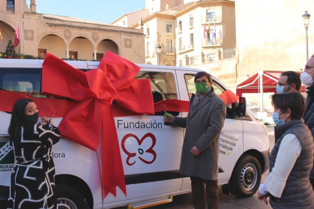 Fundación Primaflor dona un vehículo adaptado a la Asociación de Esclerosis Múltiple de Lorca