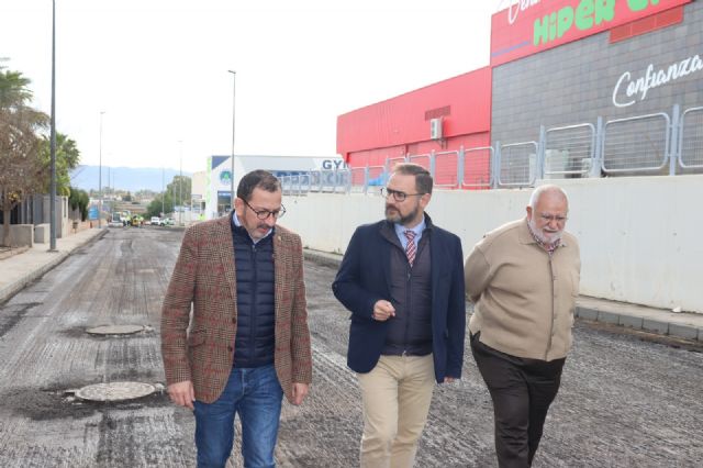 El alcalde supervisa los trabajos de reasfaltado de la calle Sierra del Madroño que conecta Carretera de Granada con Camino Viejo del Puerto
