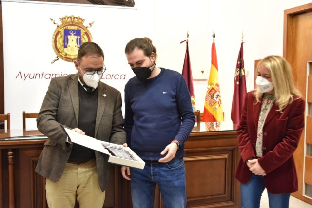 El cineasta lorquino Jesús Martínez 'Nota', recibido en el Ayuntamiento de Lorca en reconocimiento a los numerosos premios conseguidos con su último trabajo 'Porappé'
