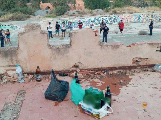 La Policía Local de Lorca disuelve pequeños grupos de personas que hacían botellón en lugares habituales como las instalaciones abandonadas de La Quinta o las cocinas de La Viña