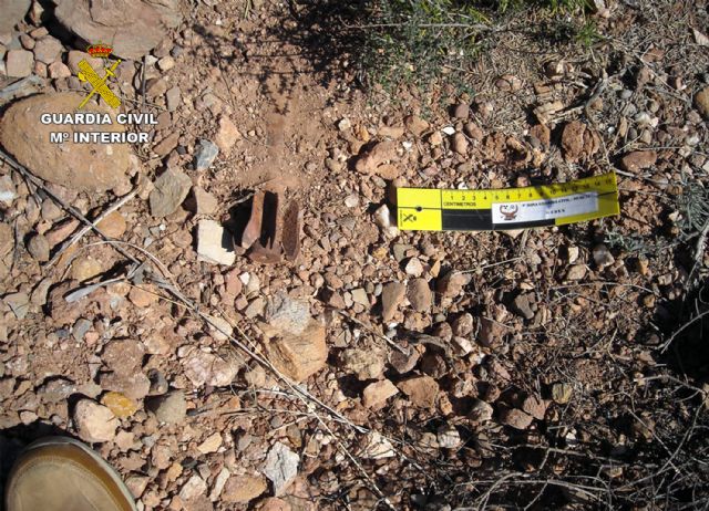 La Guardia Civil desactiva un artefacto explosivo hallado en el monte