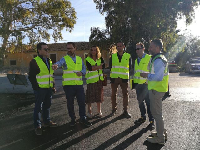 El alcalde de Lorca supervisa las tareas repavimentado con un asfalto que apuesta por el medio ambiente y la seguridad laboral