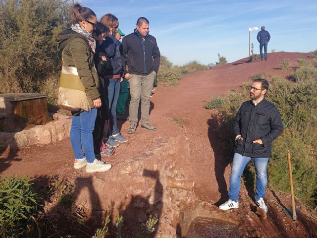 El alcalde de Lorca, Diego José Mateos, visita la recién rehabilitada ruta senderista a 'El Cejo de los Enamorados'