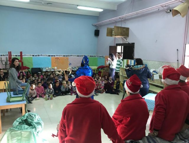 Los Abuelos Cuentacuentos realizan un amplio programa de actividades en centros educativos de la ciudad para celebrar la Navidad