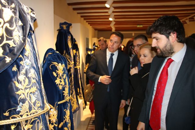 Fernando López Miras inaugura la exposición 'Arte, historia y simbología del mayordomo azul'