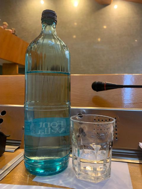 El Pleno del Ayuntamiento de Lorca sustituye las tradicionales botellas de plástico por botellas de cristal