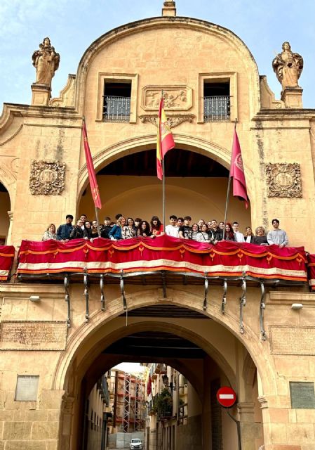 El alcalde, Fulgencio Gil, da la bienvenida a más de una decena de alumnos de intercambio que exportarán la cultura de Lorca por Europa