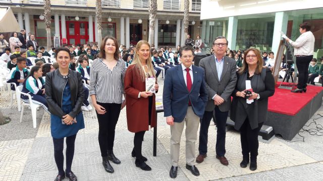 La lectura pública de poesías de Gloria Fuertes inaugura la programación por el Día del Libro que incluirá 35 actividades en el municipio de Lorca
