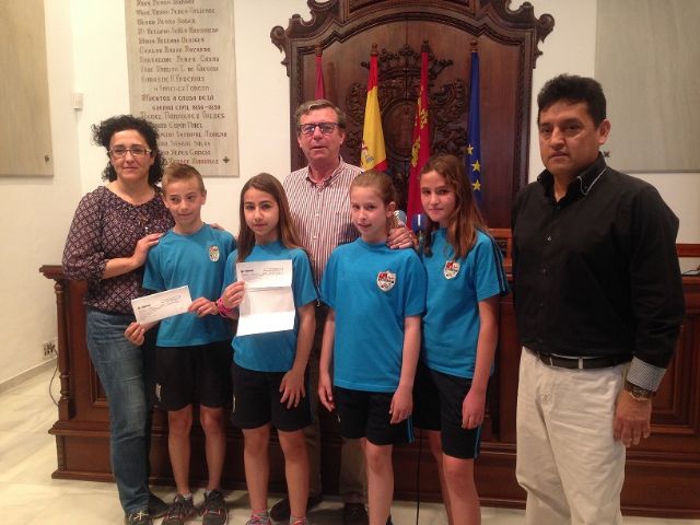 El Ayuntamiento recibe una donación para los afectados por el terremoto de Ecuador por parte de la comunidad educativa del colegio Pérez de Hita