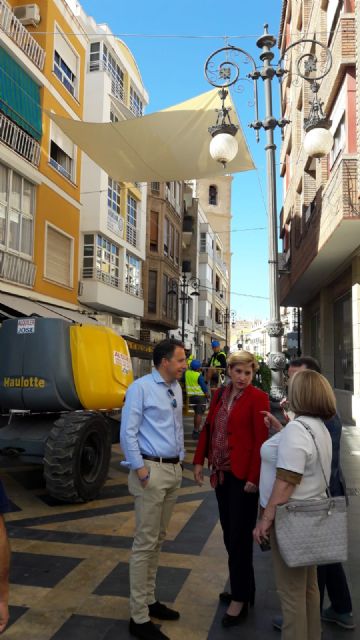El Ayuntamiento inicia la instalación de un sistema de toldos para generar zonas de sombra y reducir el calor en las calles Corredera, Pío XII, Alporchones y Almirante Aguilar