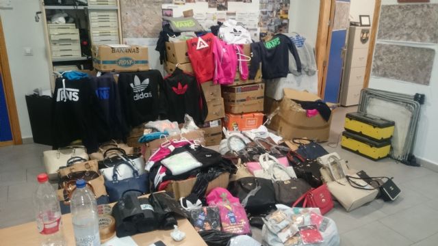 La Policía Local imputa a 3 personas e interviene un total de 1.200 artículos falsificados en el mercado de Purias