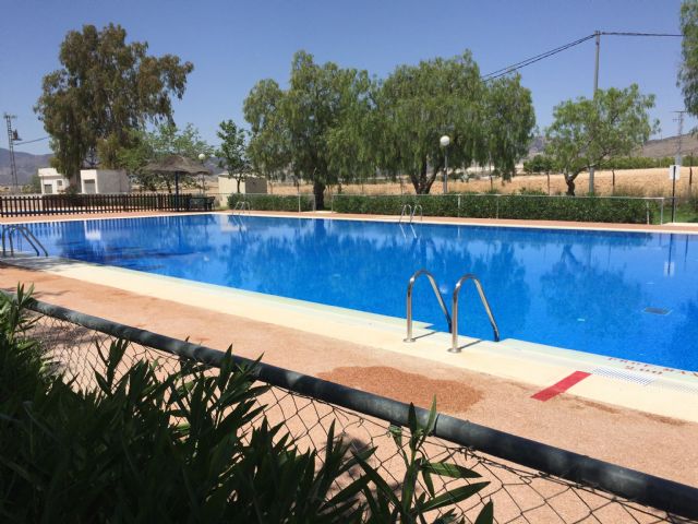La Concejalía de Deportes pone en marcha un curso de natación en la piscina de Zarcilla de Ramos para los más pequeños