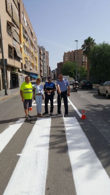 La Policía Local emplea más de dos toneladas de pintura para mejorar la señalítica horizontal en varias calles de la ciudad